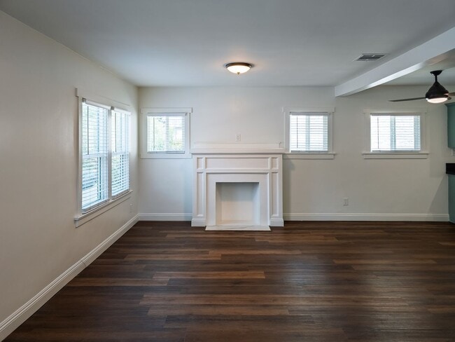 Building Photo - 338 S Benton Way