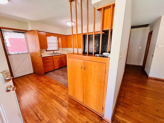 Foto del edificio - Single Family Home - 3 bedrooms and 1.5 ba...