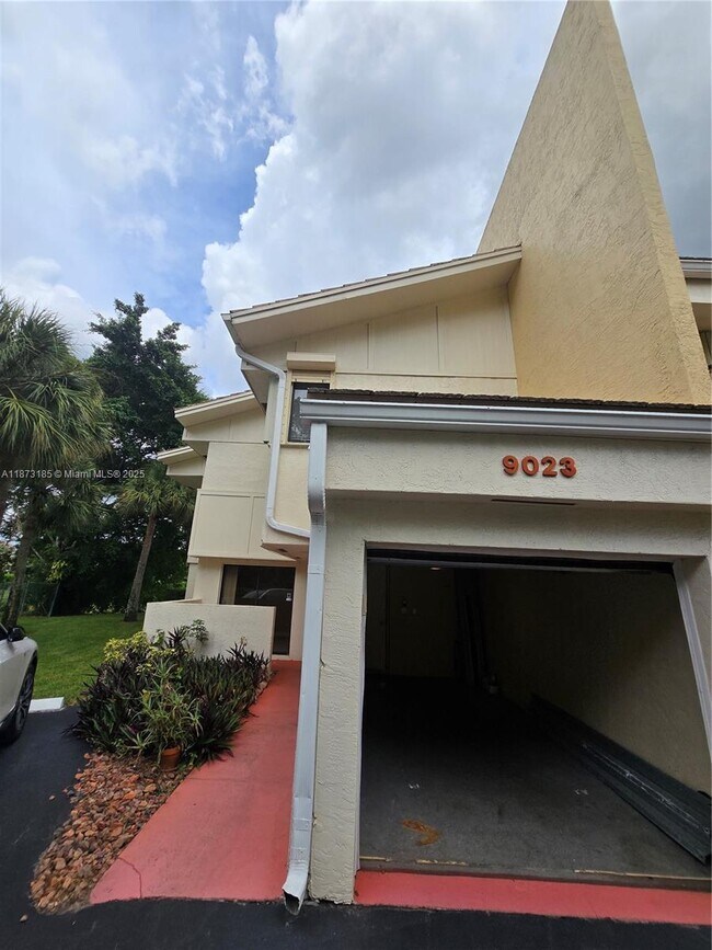Foto del edificio - 9023 NW 38th Dr