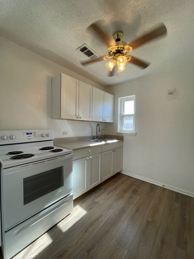 Building Photo - Rental