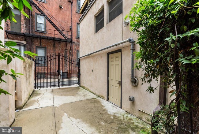 Building Photo - 2047 Walnut St