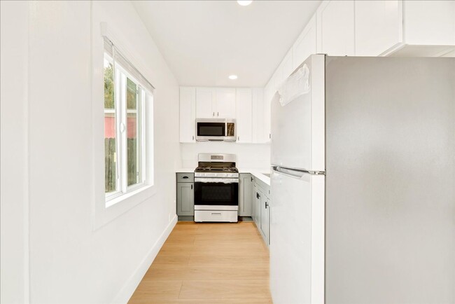 Building Photo - Beautifully Renovated One Bedroom Apartmen...