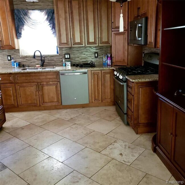 Foto del edificio - 26656 Rouge River Dr