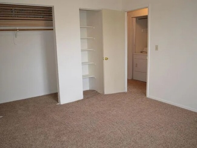 Building Photo - 2-bedroom apartment home on cul de sac!