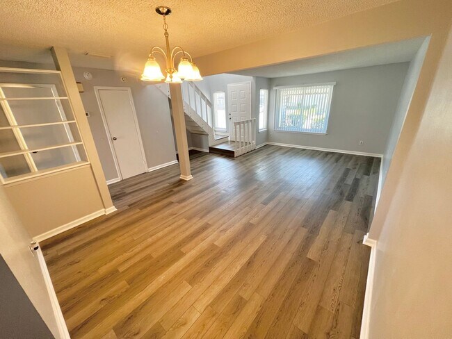 Foto del edificio - Stunning 3 Bedroom 2.5 Townhome Located in...