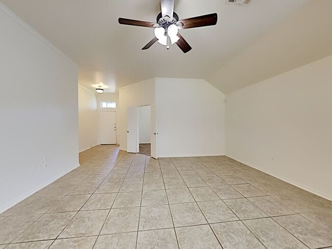 Building Photo - $1,000 off first month. Pre-lease special....