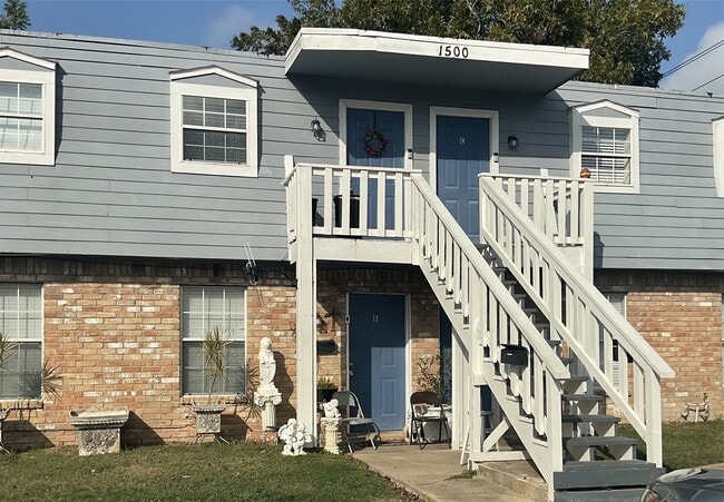 Building Photo - 1500 Oleander Dr