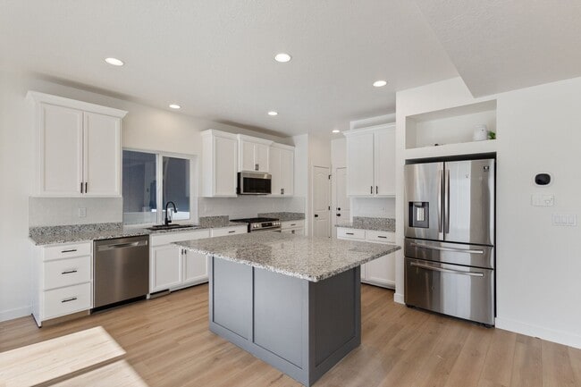 Building Photo - 4 bedroom/4 bathroom Home in Herriman!