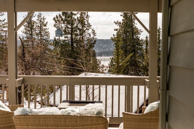 Foto del edificio - Lake-View 4BR Cabin with Dual Decks in Faw...