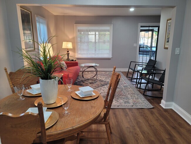 Comedor - 5202 60th Ave