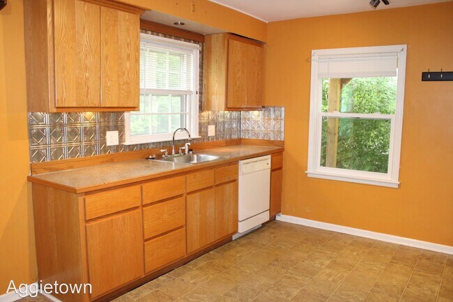 Building Photo - 5 br, 3 bath House - 1210 N. 9th Street