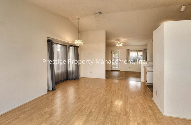 Foto del edificio - 3/2 Beautiful Rita Ranch Home With Open Design!!!