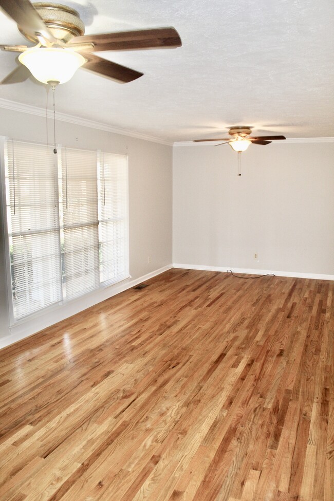 Building Photo - 2616 Whispering Pines Rd