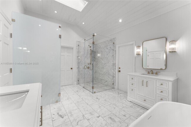 Foto del edificio - 6675 Roxbury Ln