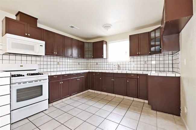 Building Photo - 429 E Avenue R12