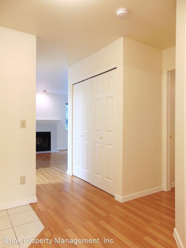 Foto del edificio - 2 br, 2 bath House - 455 Newport Way NW, #204