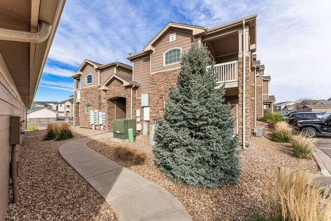 Building Photo - Ground Floor! No Stairs! 2Bed / 2 Bath Condo in Englewood!