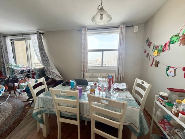 Photo du bâtiment - Fantastic 2 Bdrm * 1.5 Bath * Westmount * Avail  NOW * ALL INCLUSIVE *