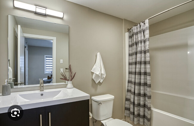 En-suite bathroom - 150 Appleford Gate
