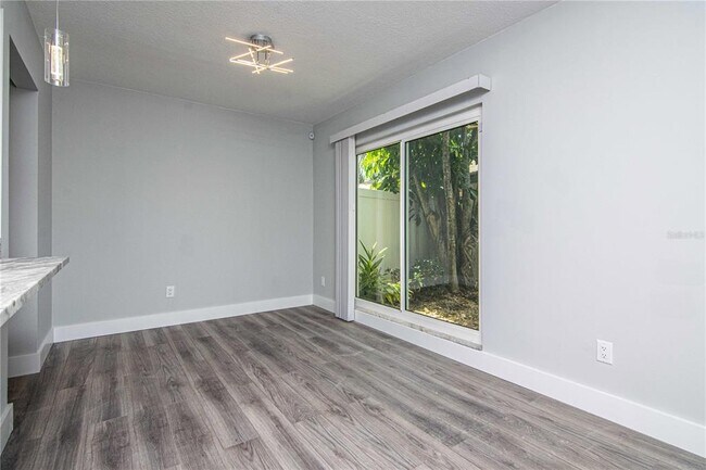 Foto del edificio - 103 E Davis Blvd