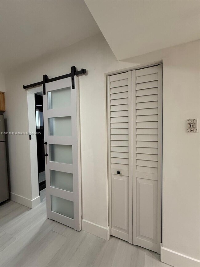 Foto del edificio - 651 N 73rd Ave