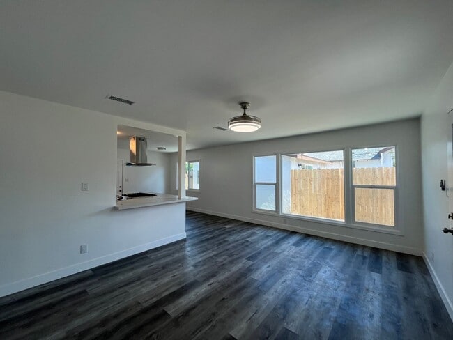 Foto del edificio - Cozy 2 bedrooms house + 1 bath.  Newly upg...