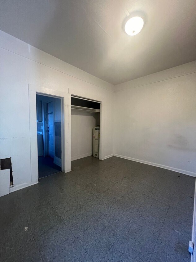 Building Photo - 1 bedroom 1 bathroom - 3-Plex