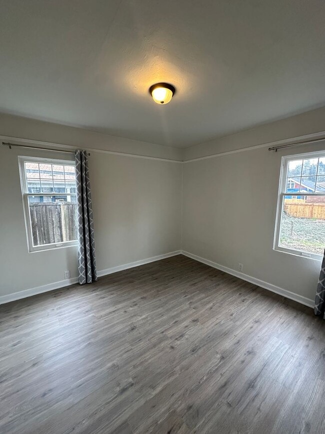 Foto del edificio - Downtown Remodeled Kent Home with fenced yard!
