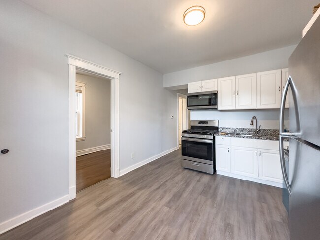 Building Photo - 3649 W Montrose Ave