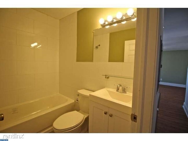 Building Photo - 2 br, 1 bath Triplex - 211 S 45th St #3