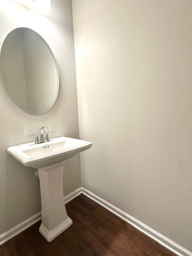 Building Photo - STYLISH & MODERN TOWNHOME IN HARBISON GROVE