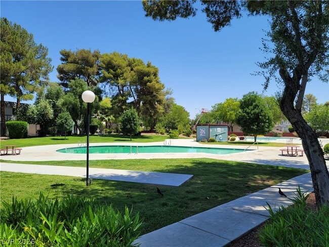 Foto del edificio - 629 E Pecos Way