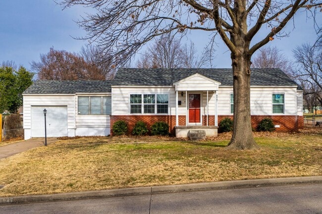 Building Photo - Adorable move in ready bungalow.