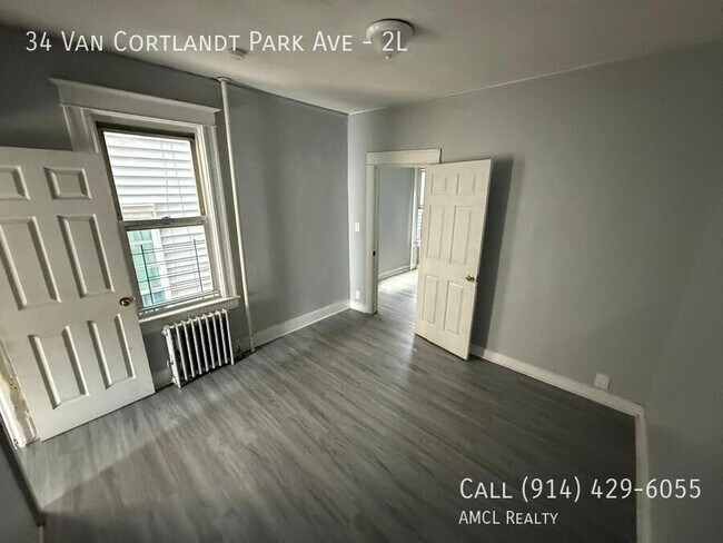 Foto del edificio - 34 Van Cortlandt Park Ave