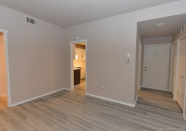 Building Photo - 994 Heritage Vlg