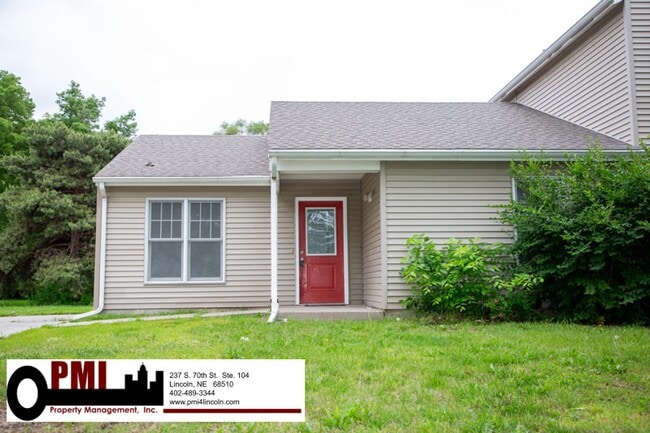 Building Photo - 2 Bedroom and 1 Bathroom Duplex Available ...