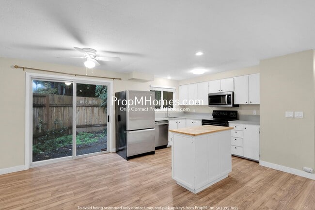 Building Photo - Updated Three Bedroom Duplex in the Heart of Oregon City!