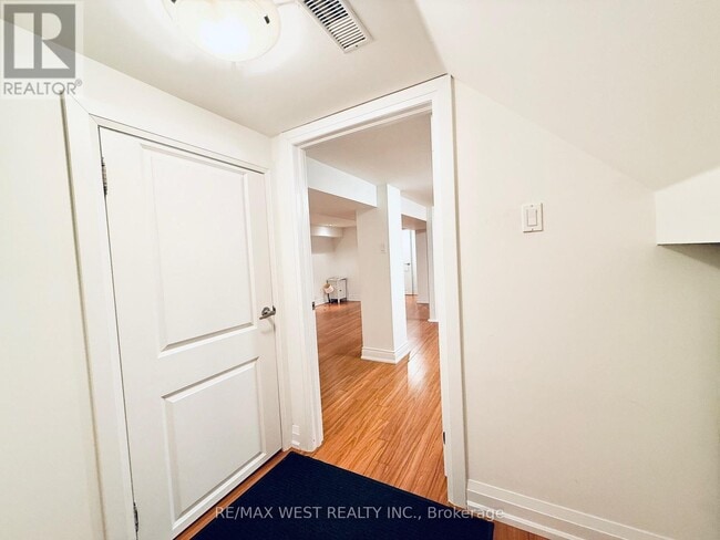 Photo du bâtiment - 43 Dunblaine Ave