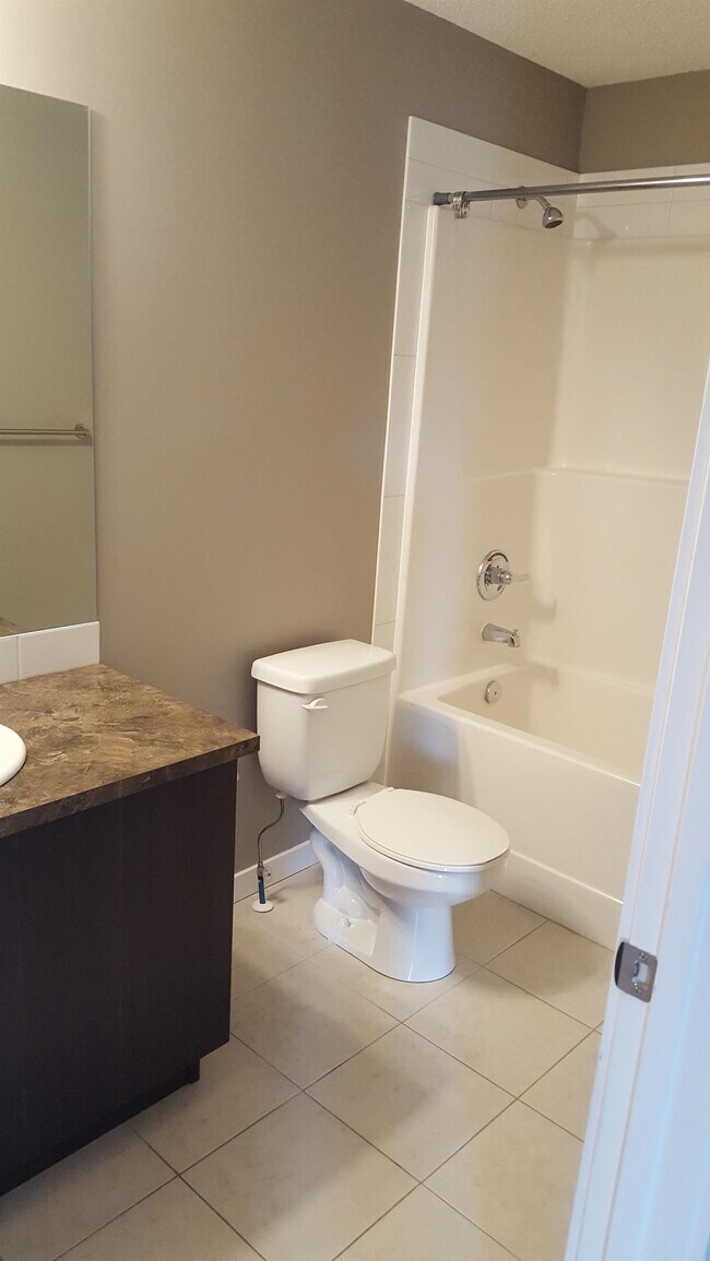 Building Photo - 2 Bed 2 Bath Unit in Calgary, AB