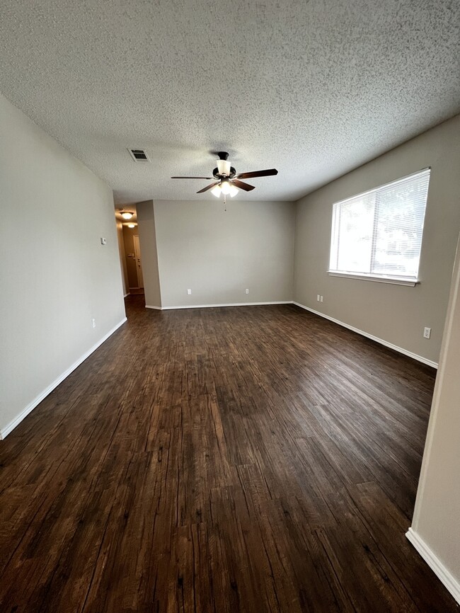 Building Photo - Cozy 2-2-1 in Fort Worth Hulen area