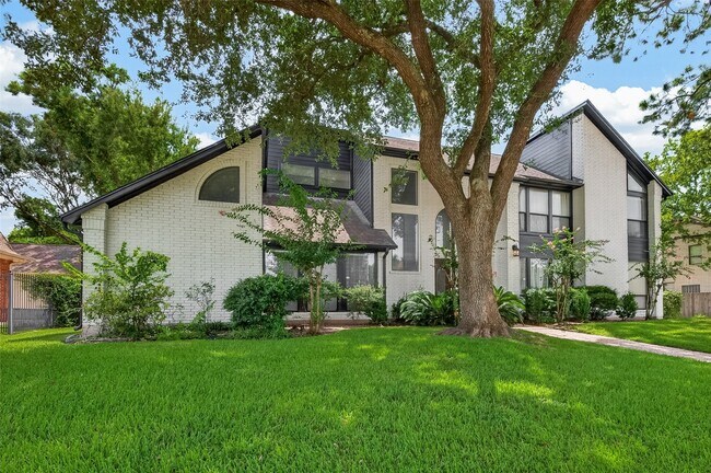 Foto del edificio - 15714 Sylvan Lake Dr