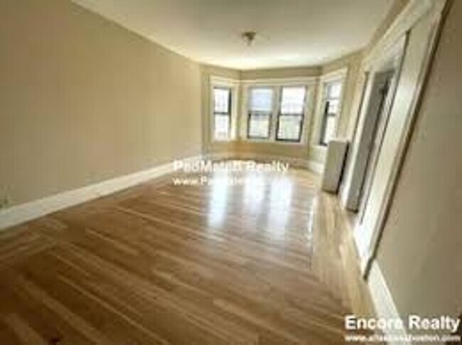 Foto del edificio - No Brokers Fee, Heat, Hot Water Included, Large Unit on Coolidge Corner, Laundry on a Site