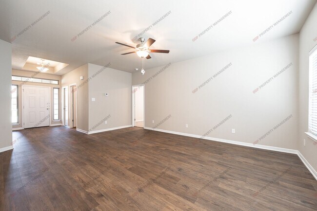 Foto del edificio - 1242 Lakeway Crossing Dr