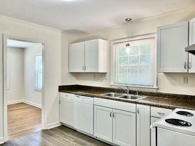 Building Photo - Updated Home in Convenient Location