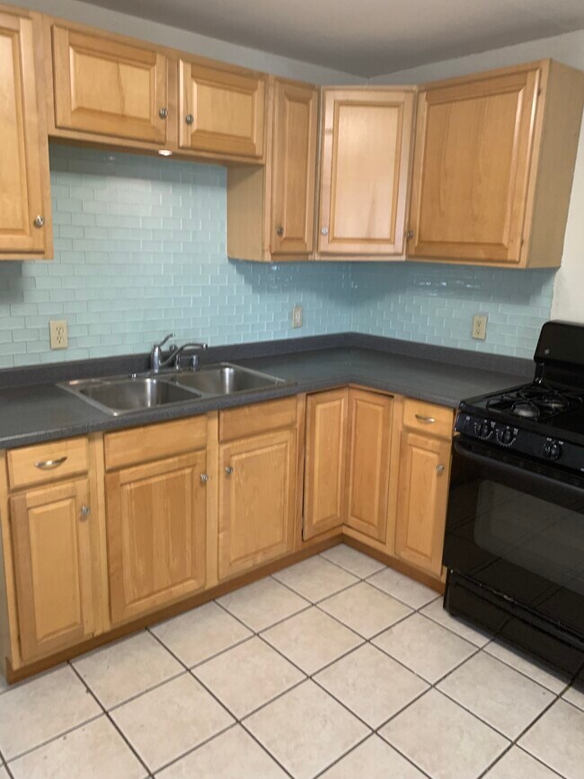Tiled kitchen - 438 S Pierce St