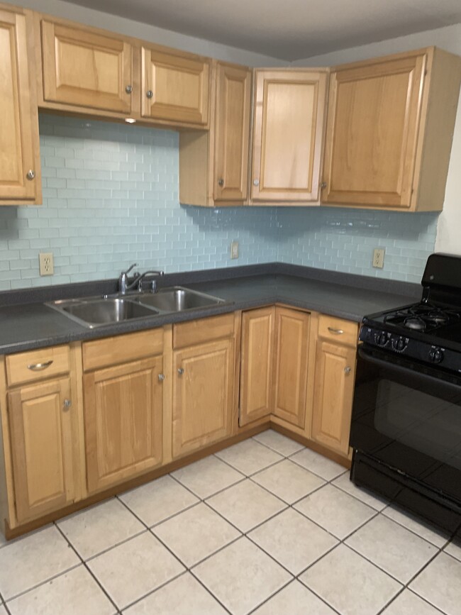 Tiled kitchen - 438 S Pierce St