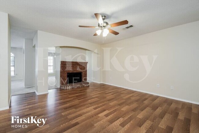 Foto del edificio - 905 Shady Brook Lane