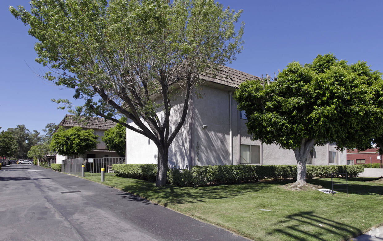 Primary Photo - La Vista Apartments