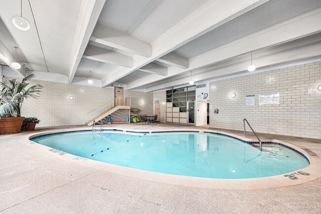 Building Photo - Spacious 1 bedroom home in the heart of Capital Hill! 1 Reserved Parking Space and Storage Unit!