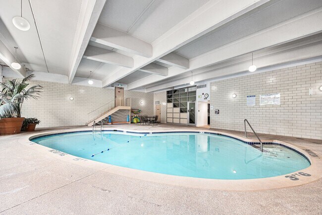 Foto del edificio - Spacious 1 bedroom home in the heart of Capital Hill! 1 Reserved Parking Space and Storage Unit!